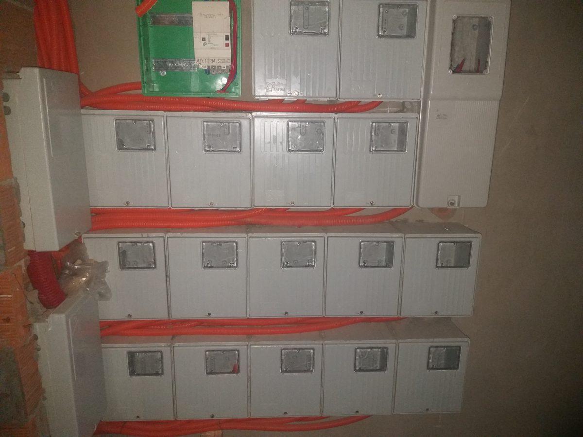 Plafond en lambris de bois à poutres et spots encastrés
