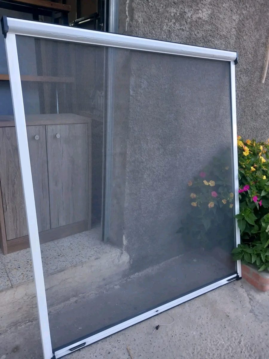 Moustiquaire enroulable à cadre en aluminium blanc