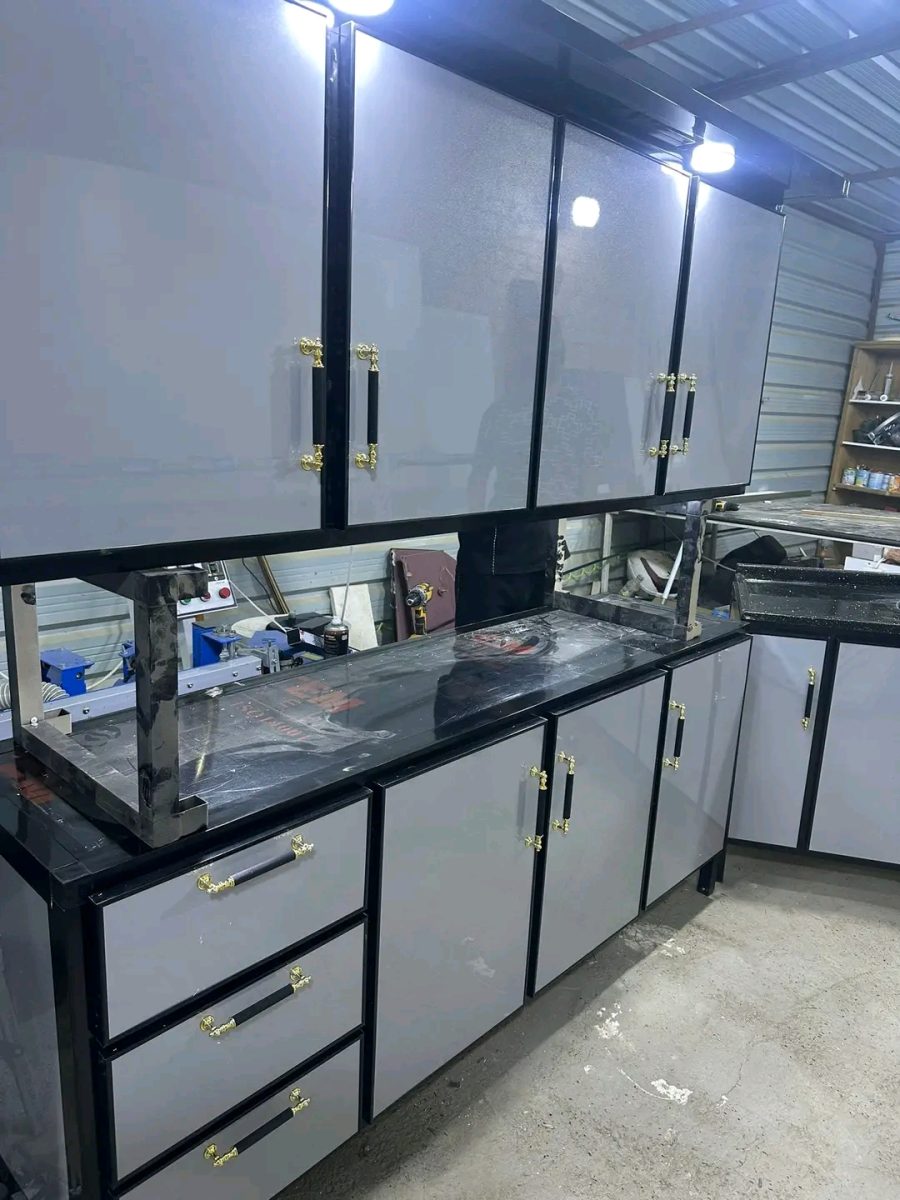 Meuble de cuisine en aluminium gris laqué à cadre noir, en atelier