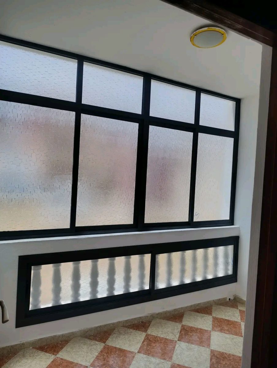 Verrière en aluminium noir à petits carreaux et vitrage texturé