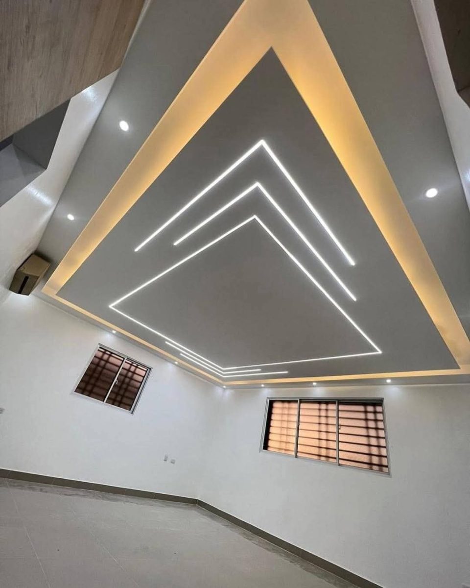 Faux plafond à lignes lumineuses LED concentriques triangulaires