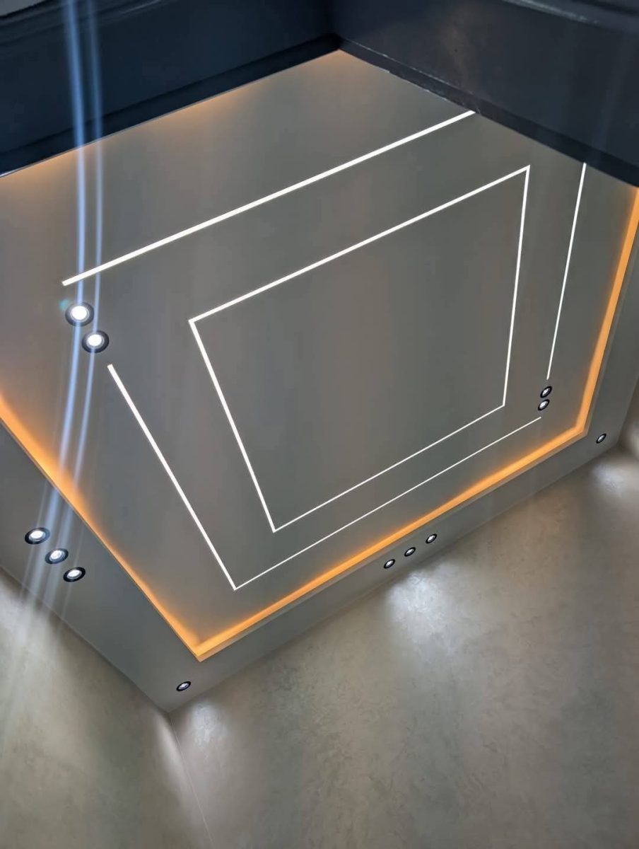 Faux plafond à losange de lignes lumineuses LED et spots