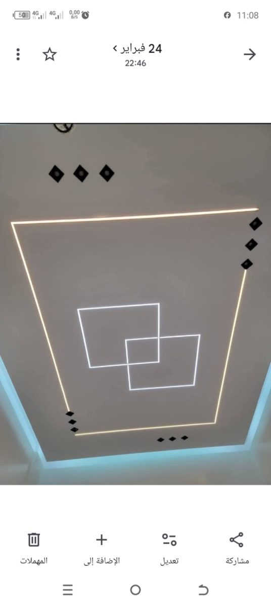 Faux plafond à lignes lumineuses LED et gorge bleue