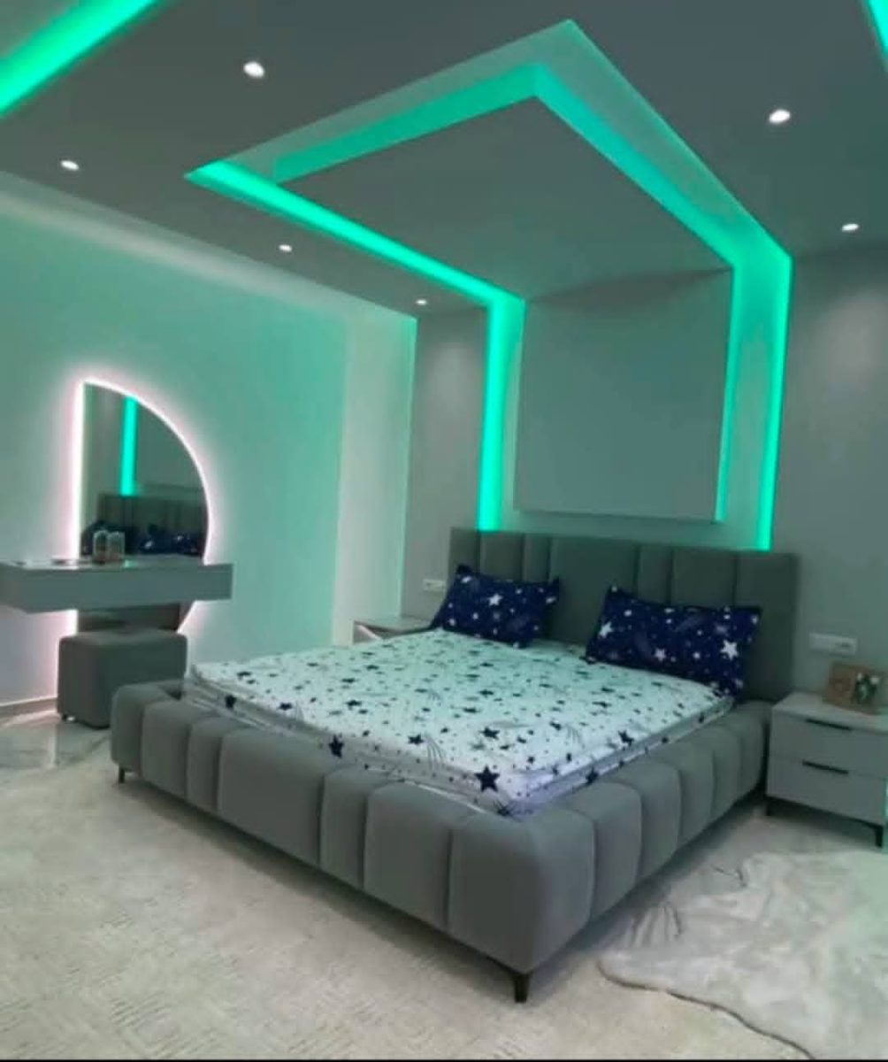 Chambre à faux plafond rétroéclairé LED vert et lit capitonné