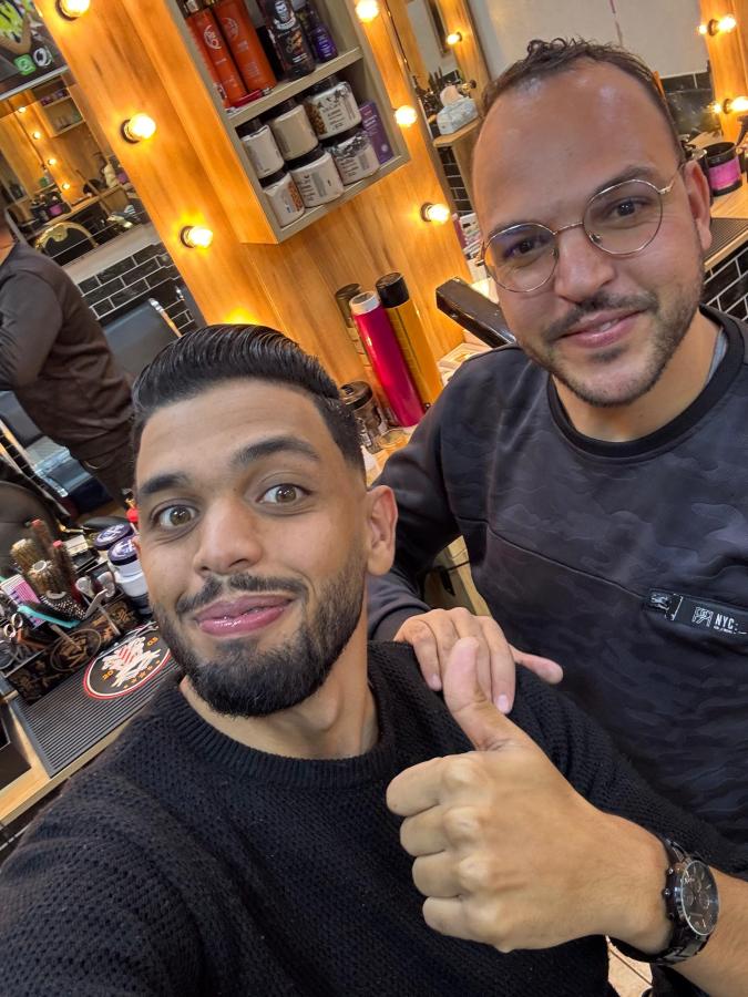 Coiffeur et client dans un salon de coiffure