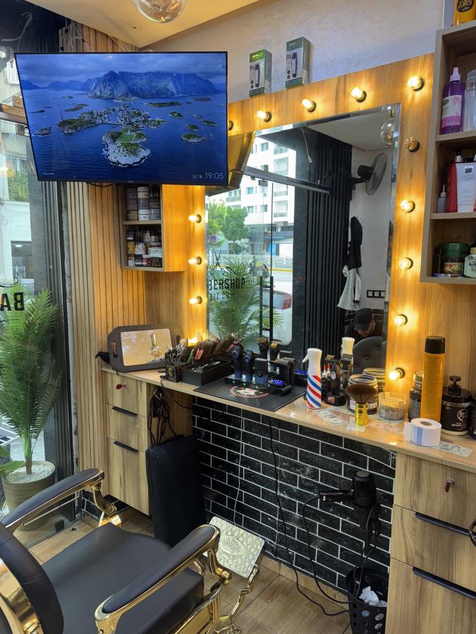 Poste de barbier avec écran TV, miroir à ampoules et fauteuil doré