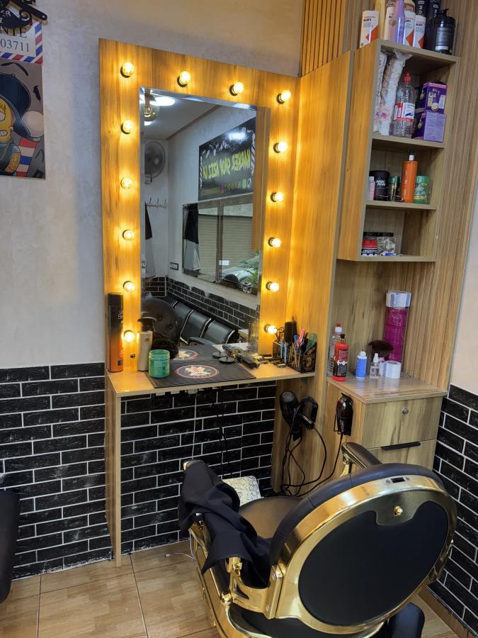 Poste de coiffure avec grand miroir à ampoules et fauteuil de barbier doré