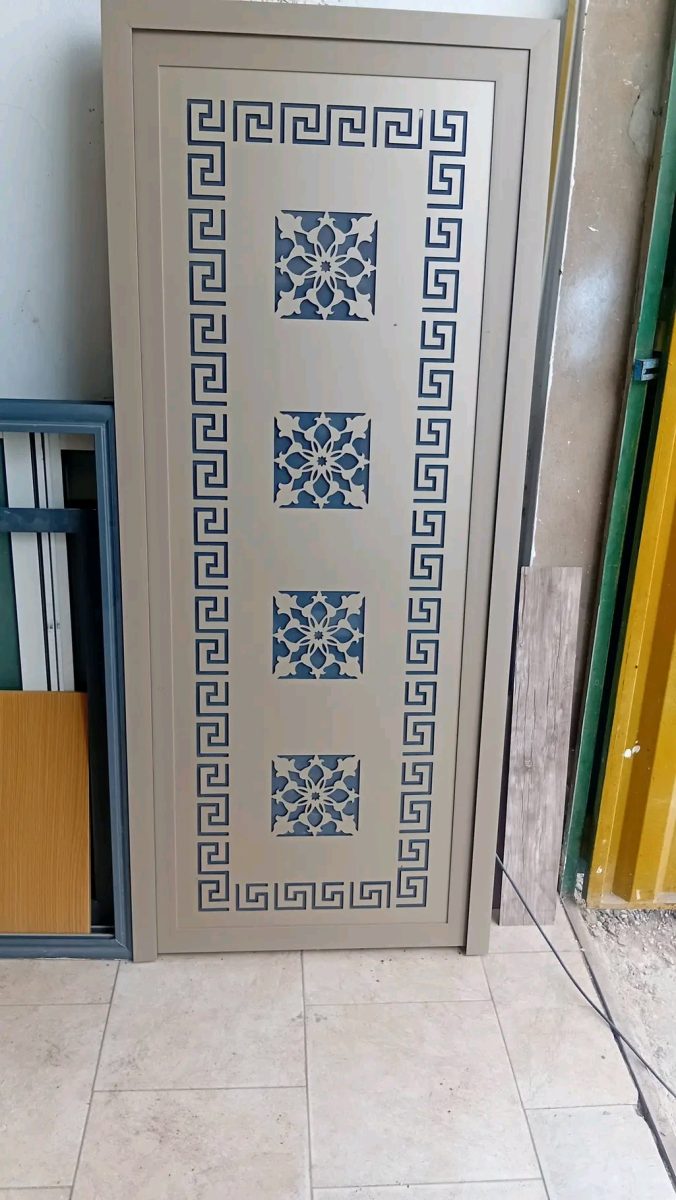 Porte en aluminium à découpe laser, frise grecque et médaillons arabesques, en atelier