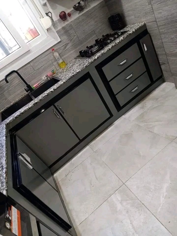 Cuisine équipée grise avec plan en granit et plaque de cuisson