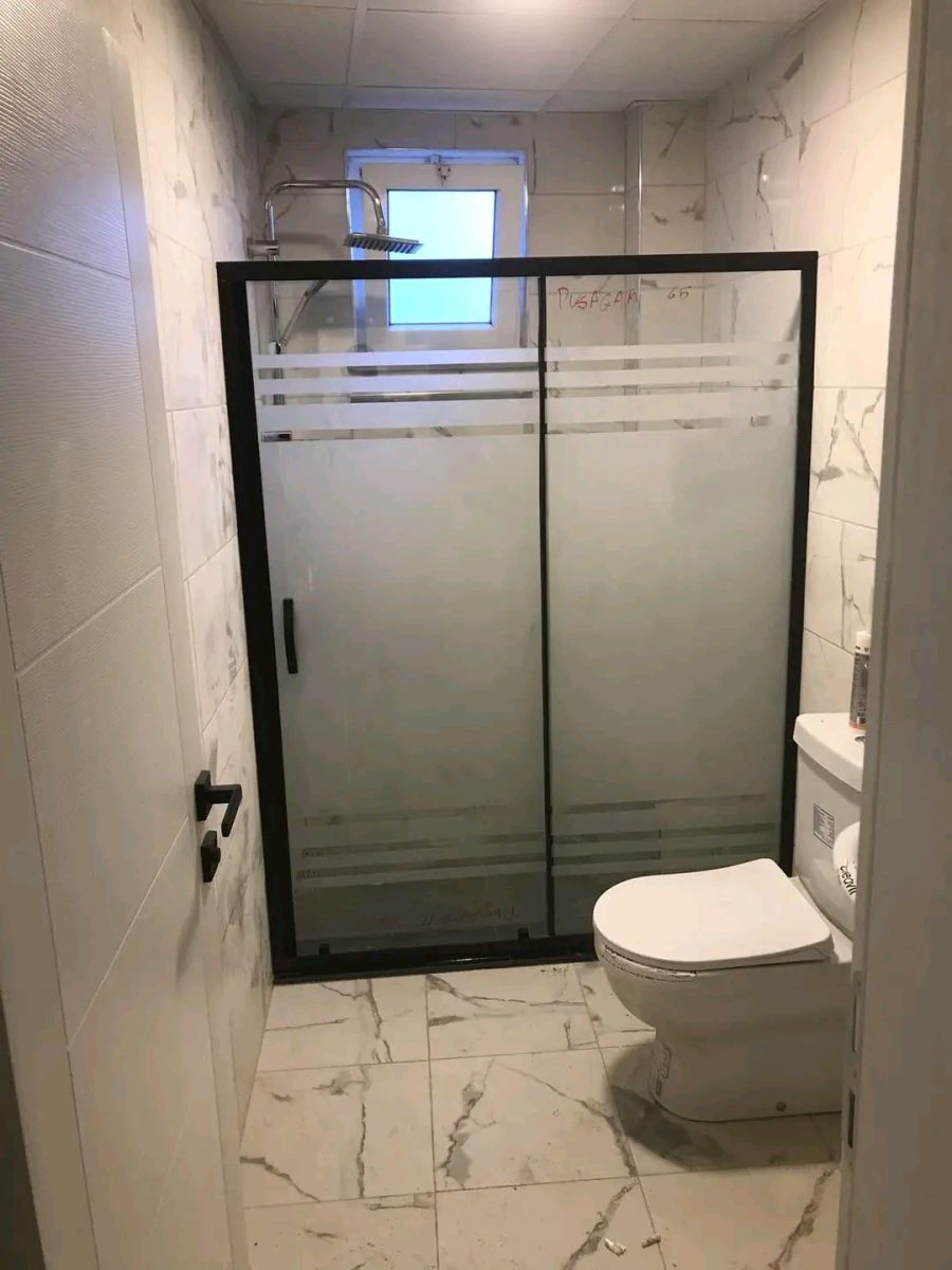 Paroi de douche coulissante en verre à cadre aluminium noir, salle de bain marbre