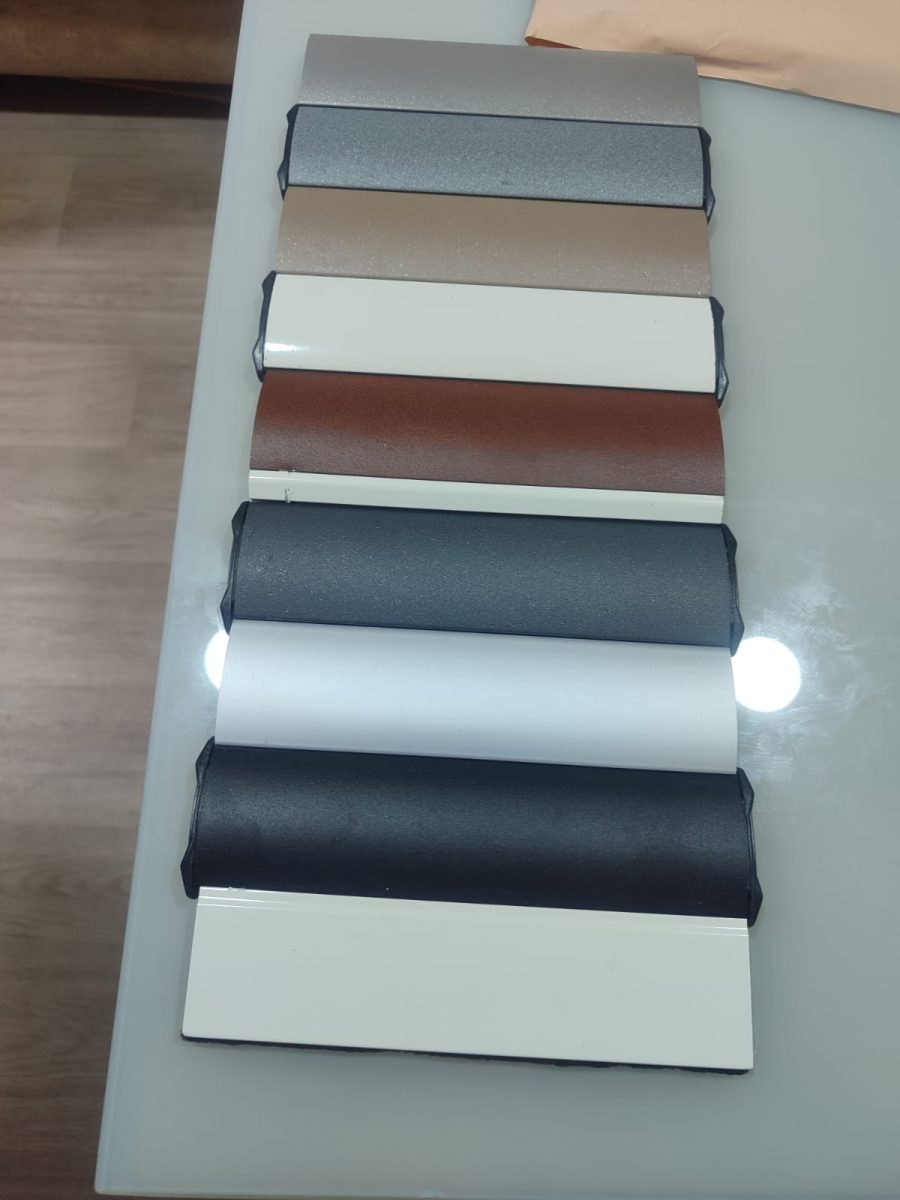 Nuancier d'échantillons de profilés en aluminium de différentes couleurs