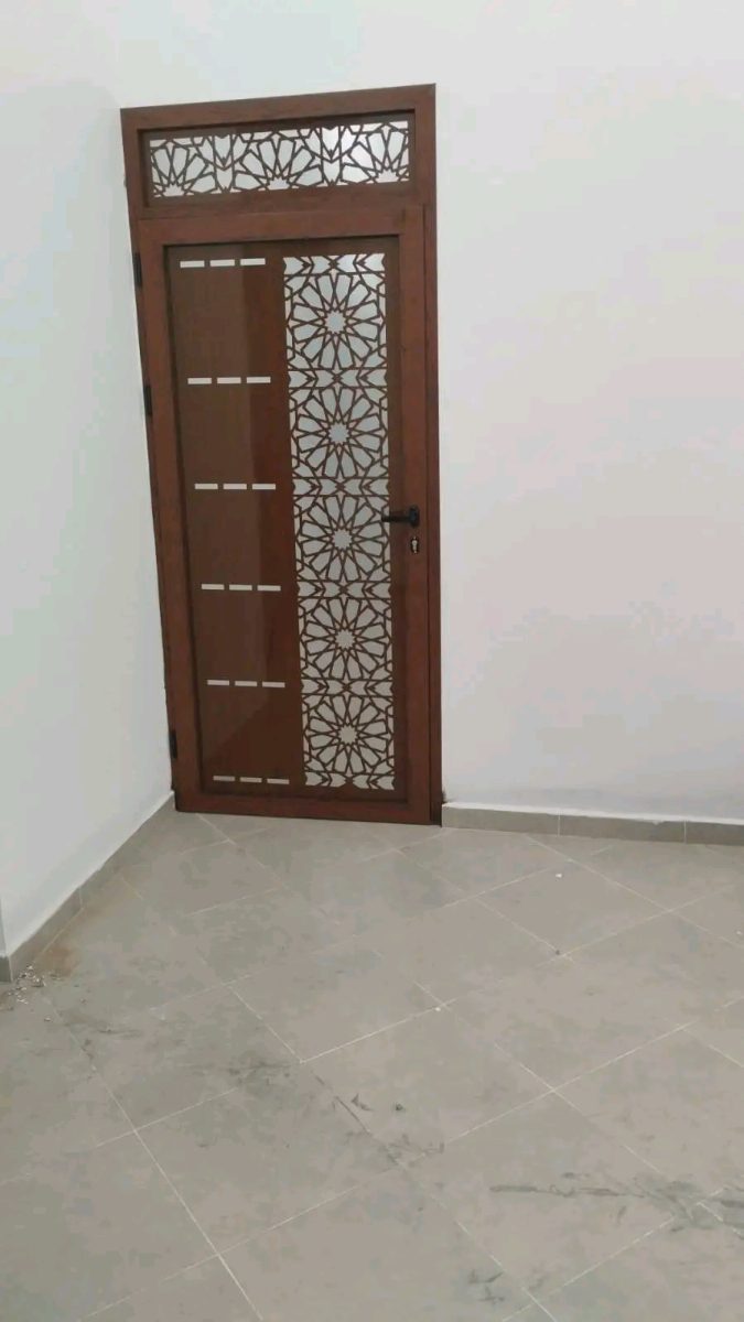 Porte en aluminium imitation bois à imposte découpée zellige