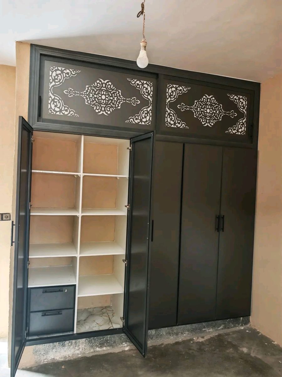 Placard en aluminium anthracite à imposte découpée arabesque