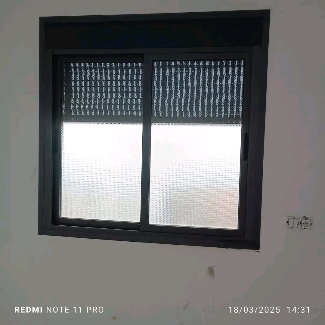Fenêtre coulissante en aluminium anthracite avec volet roulant