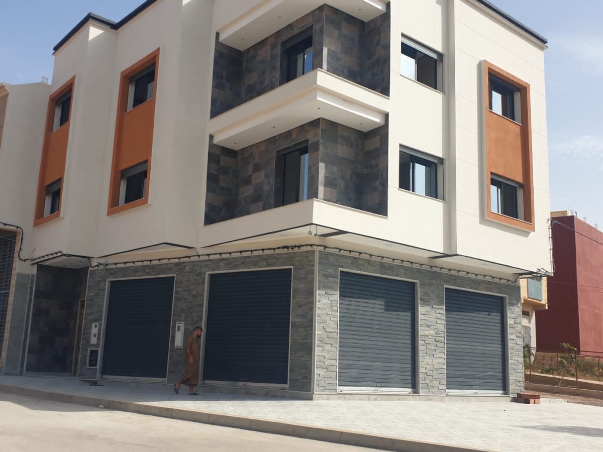 Immeuble d'angle enduit bicolore blanc et orange