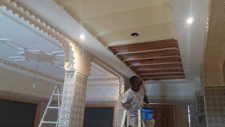 Salon marocain à plâtre sculpté et plafond bois, en cours