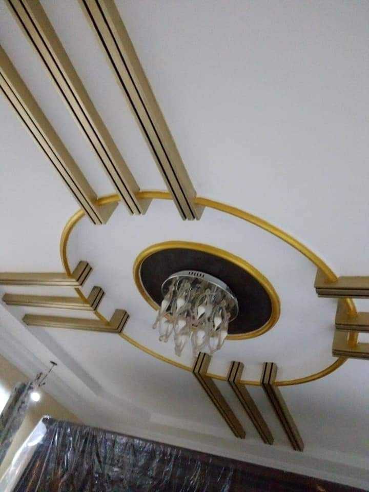 Faux plafond blanc et or à nervures rayonnantes