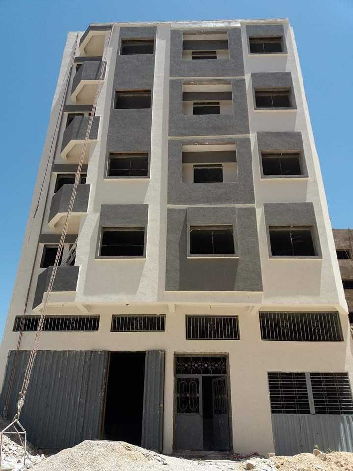 Façade d'immeuble R+4 enduite bicolore blanc et gris