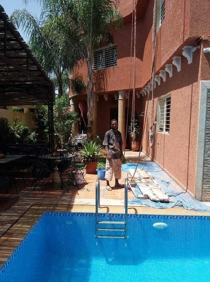 Villa avec piscine en ravalement de façade rose