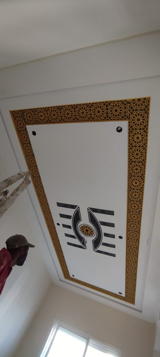 Faux plafond peint à cadre zellige doré et médaillon central