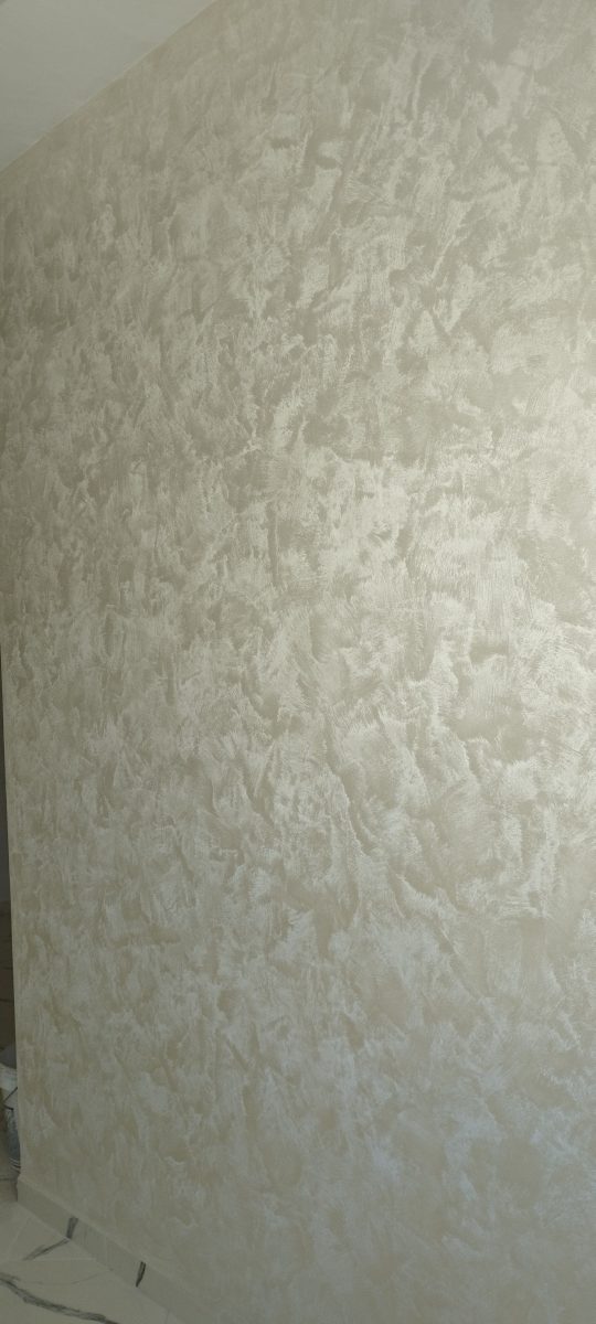 Mur en enduit décoratif nacré beige à effet spatule