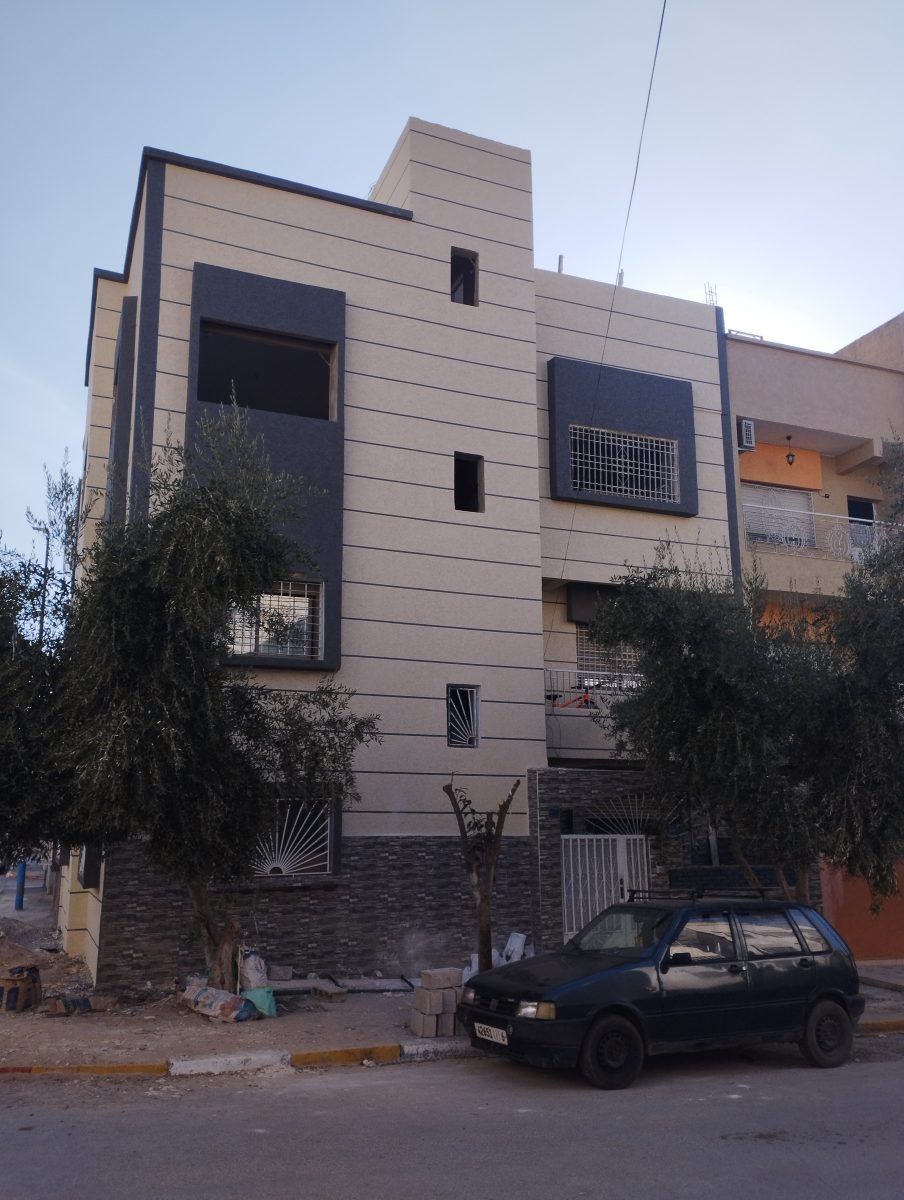 Façade de villa enduite bicolore beige et anthracite