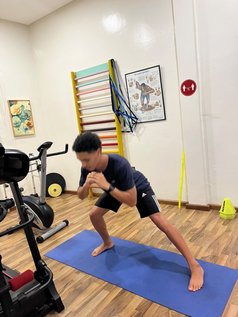 Exercice de renforcement sur tapis en salle de kinésithérapie