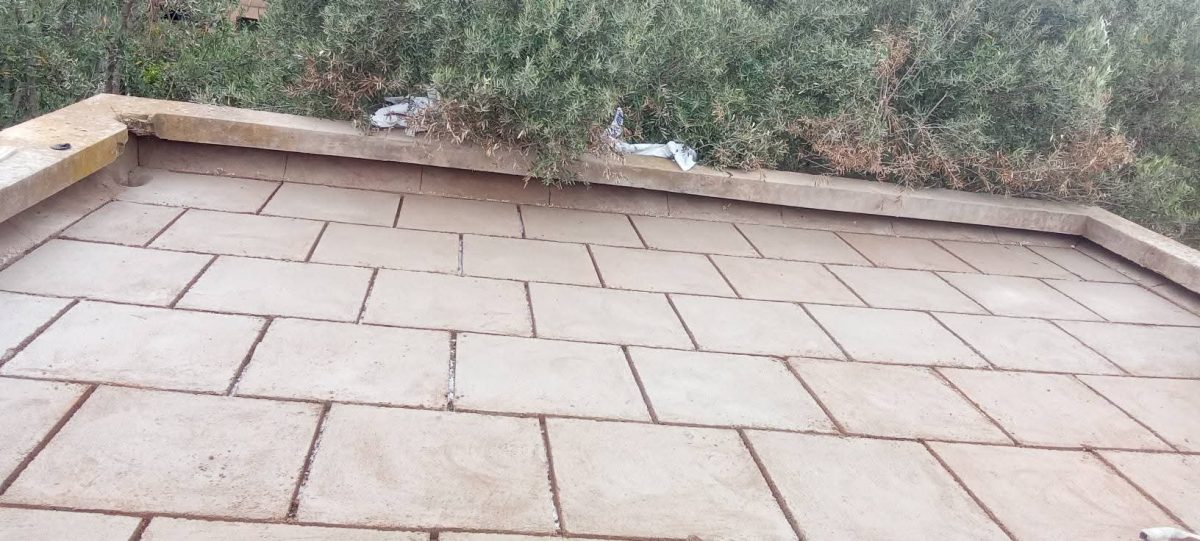 Toiture-terrasse carrelée de dalles beige après travaux d'étanchéité