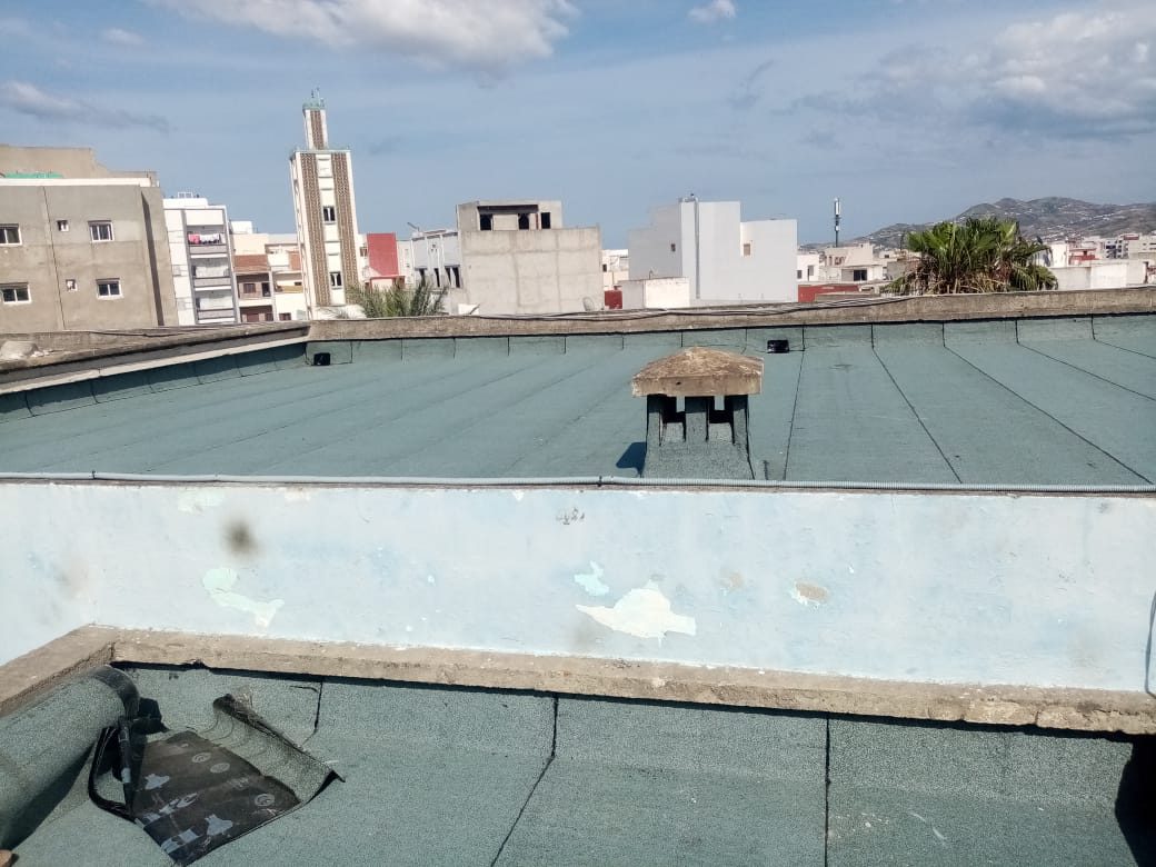 Toiture-terrasse étanchée avec membrane et sortie de ventilation