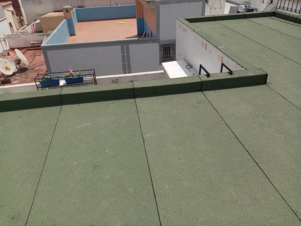 Toit-terrasse recouvert de membrane bitumineuse verte