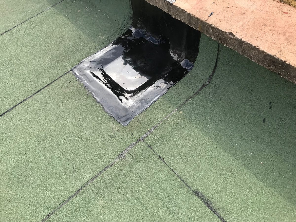Relevé d'étanchéité en membrane bitumineuse verte sur terrasse