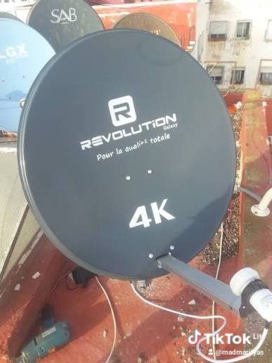 Antenne parabolique satellite installée sur une terrasse