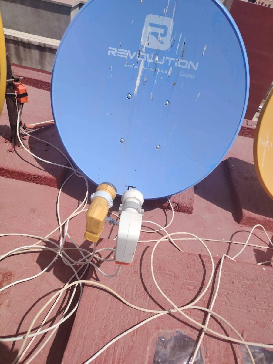 Antenne parabolique bleue avec têtes LNB installée sur une terrasse
