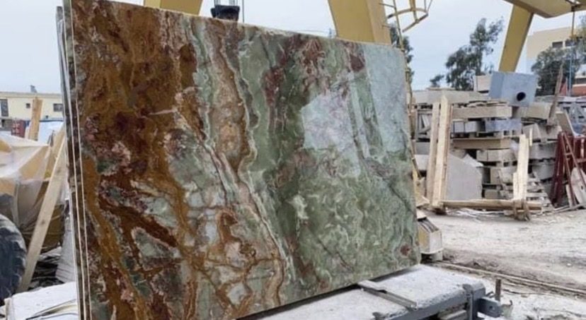 Dalle de marbre-onyx vert veiné en dépôt de marbrerie