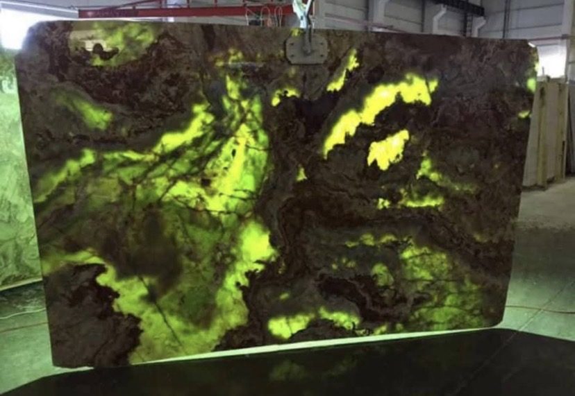Dalle d'onyx vert rétroéclairée à veines lumineuses