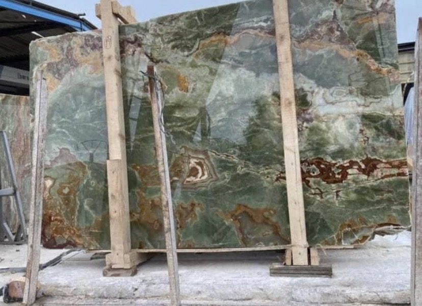 Grande dalle d'onyx vert veiné sur chevalet en dépôt
