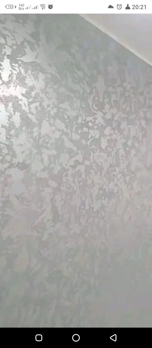 Mur en peinture décorative métallisée effet éponge gris-argenté