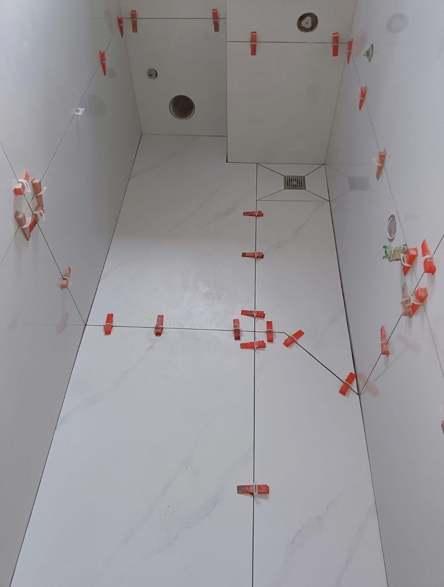 Toilettes en grès effet marbre blanc avec croisillons, en cours