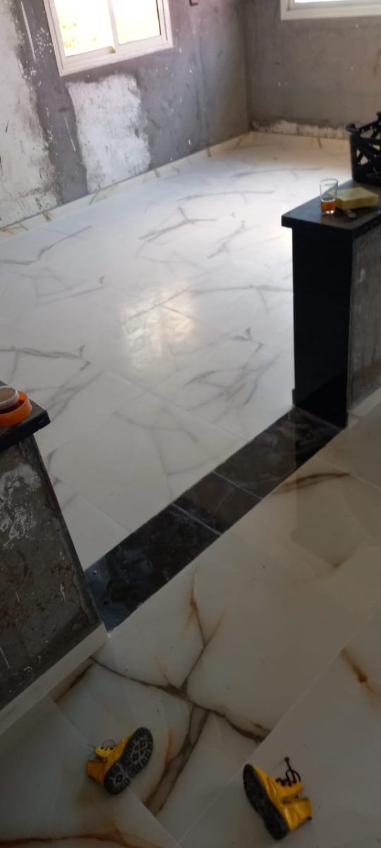Sol en grès effet marbre veiné d'or avec bandes noires et estrade