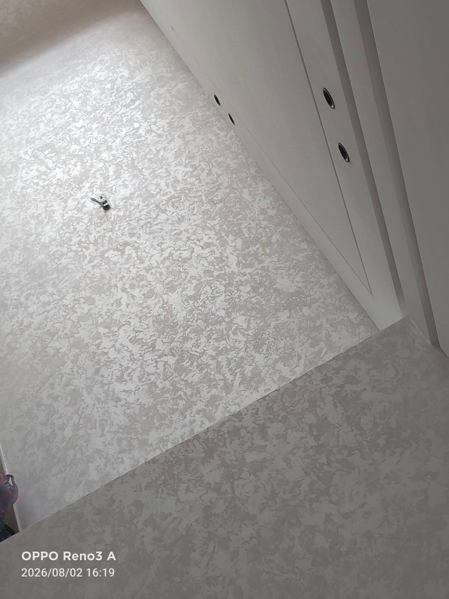 Placard laqué blanc et mur en enduit décoratif nacré argenté