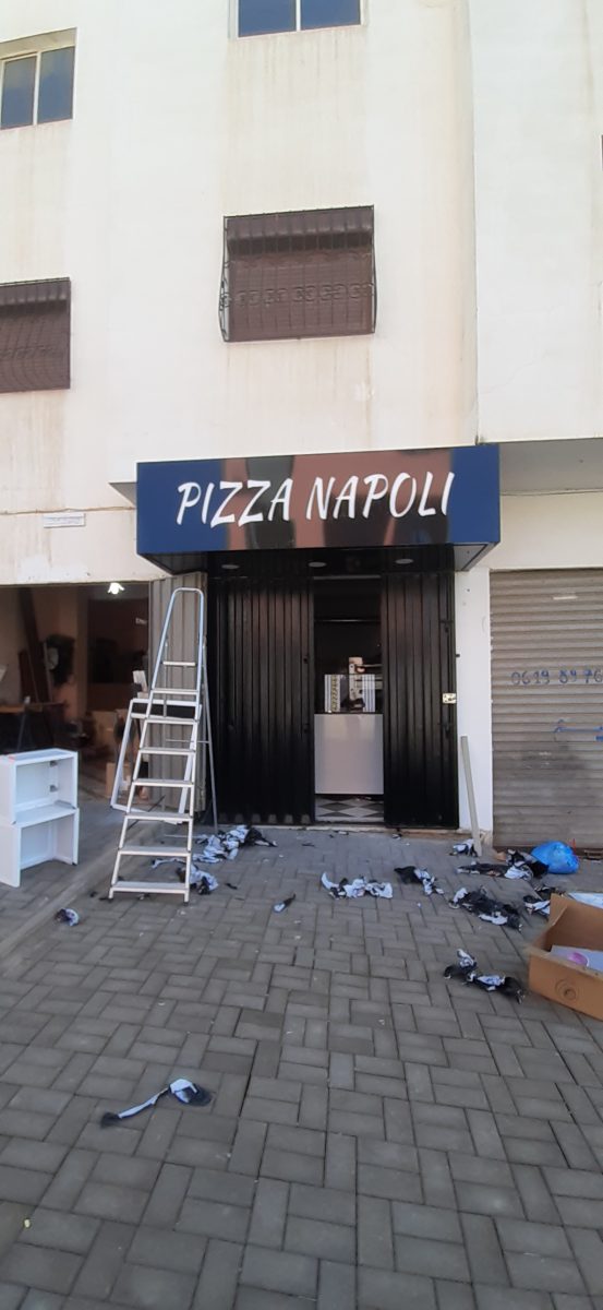 Devanture de restaurant en cours d'aménagement