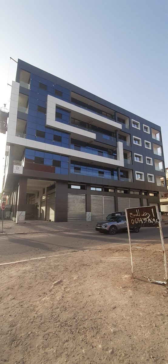 Immeuble à façade en panneaux composites bleu et gris