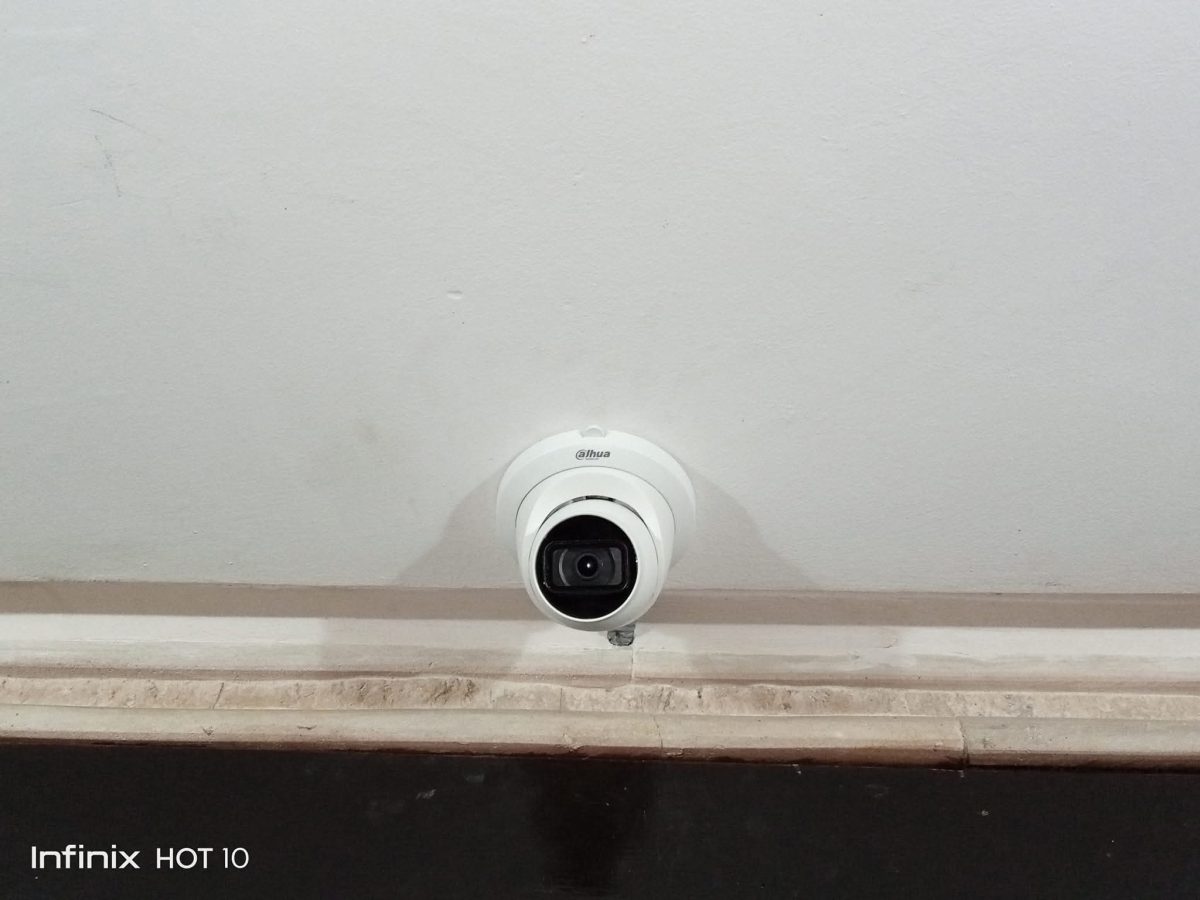 Caméra de surveillance dôme fixée au mur au-dessus d'une plinthe