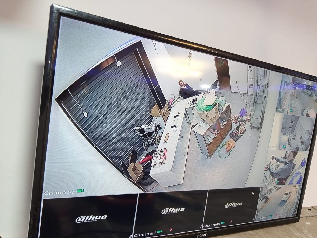 Moniteur de vidéosurveillance montrant l'intérieur d'un commerce