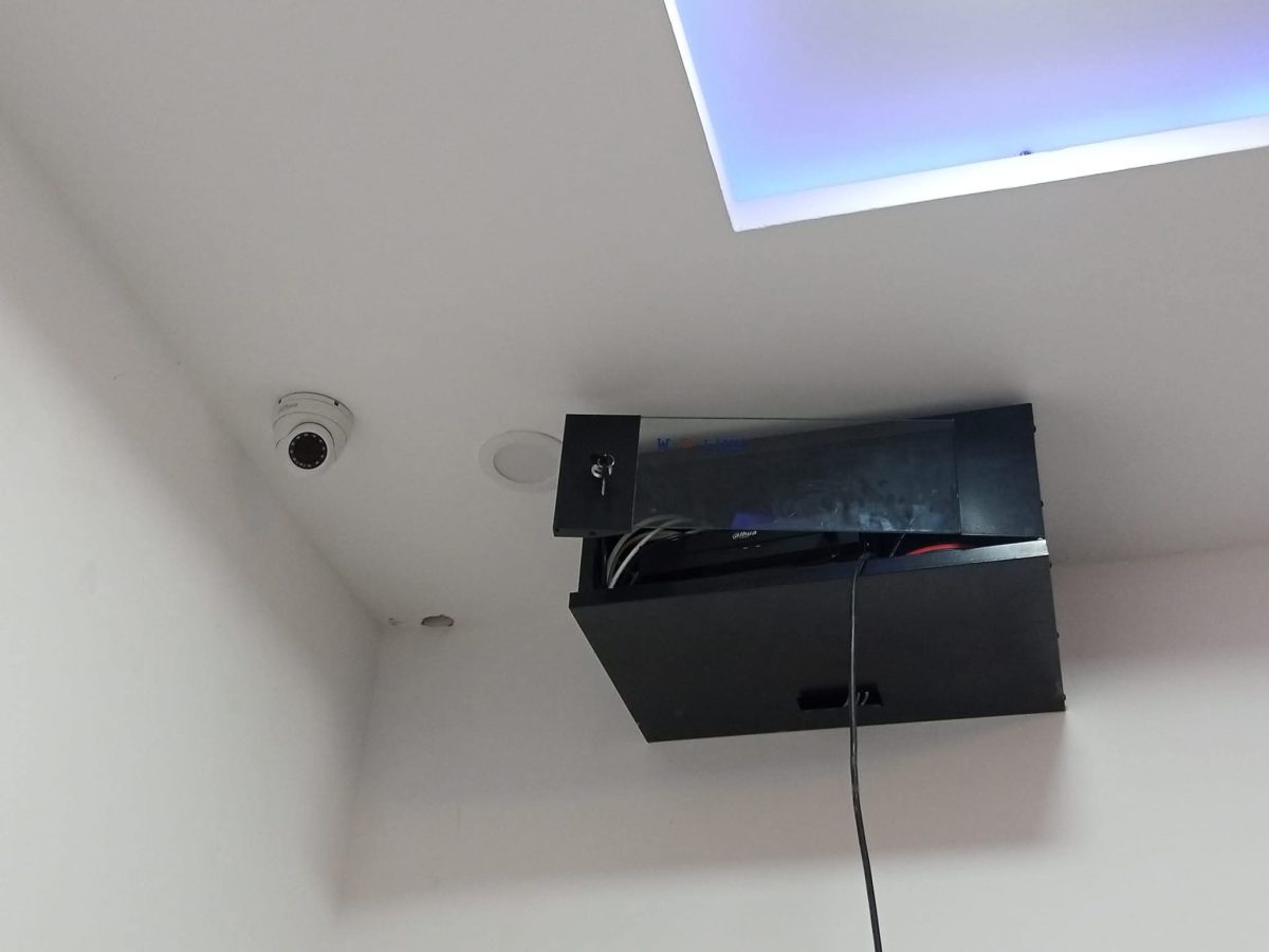 Caméra dôme et coffret d'enregistreur au plafond