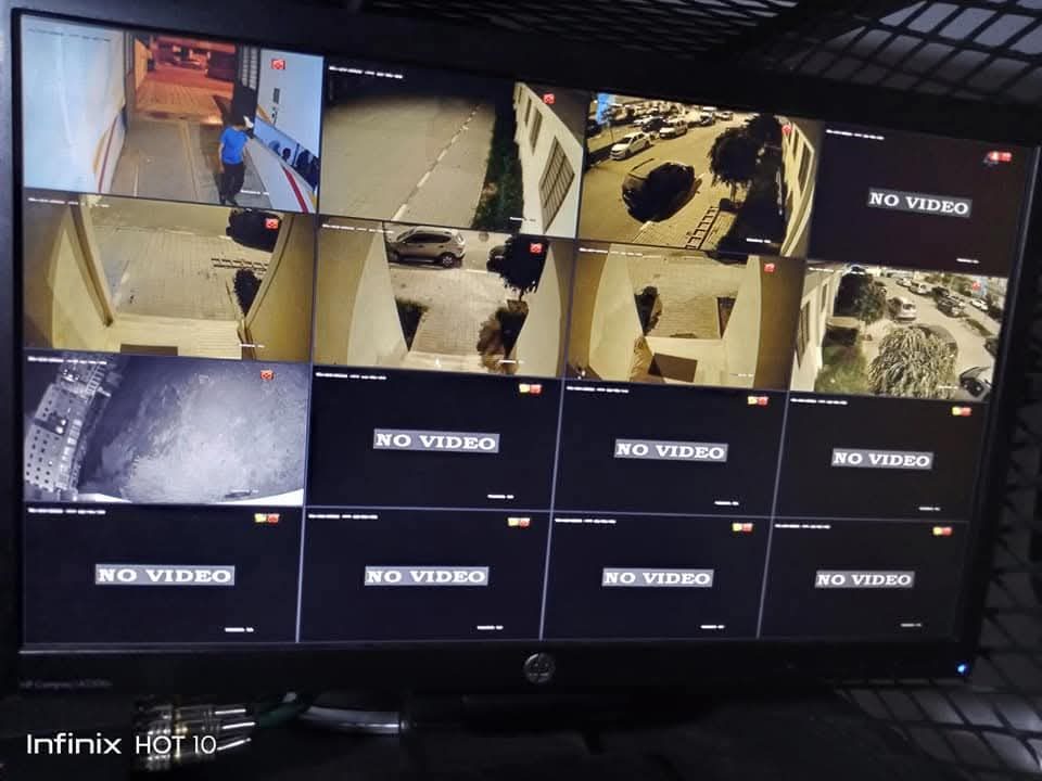 Moniteur de vidéosurveillance multi-caméras (accès extérieurs)