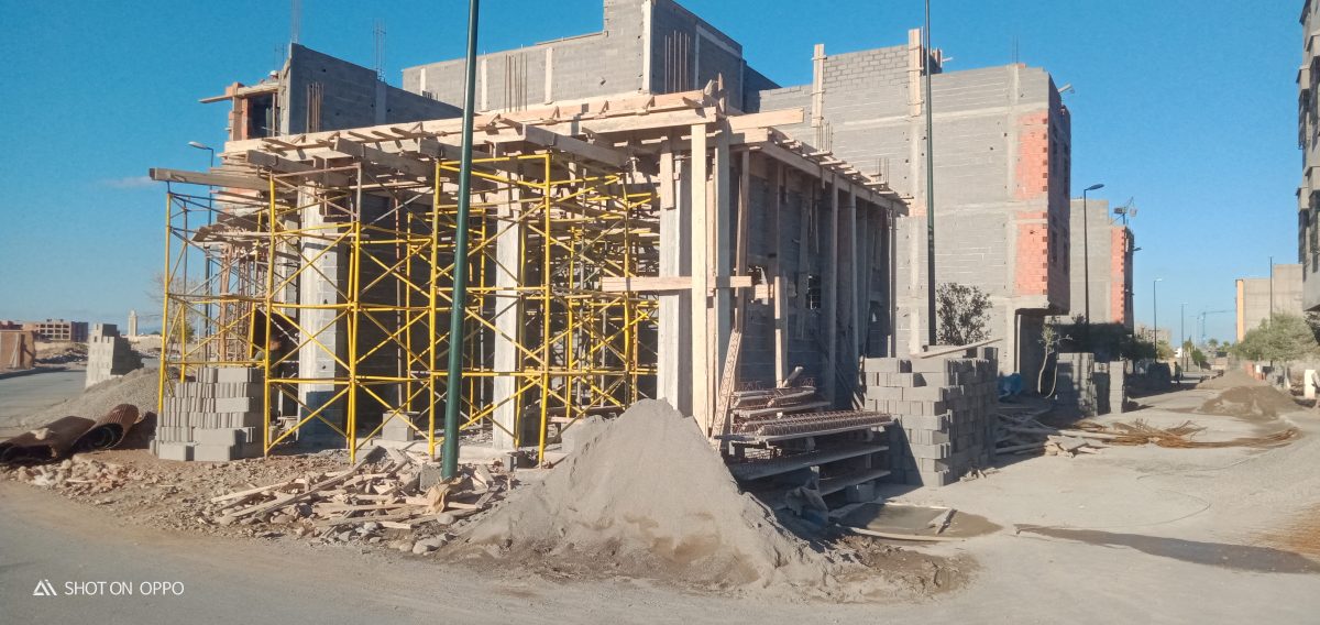 Étaiement et coffrage bois d'un auvent sur un chantier
