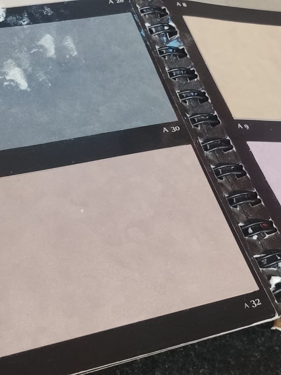 Poteau en enduit décoratif beige-doré sous faux plafond à gorge LED