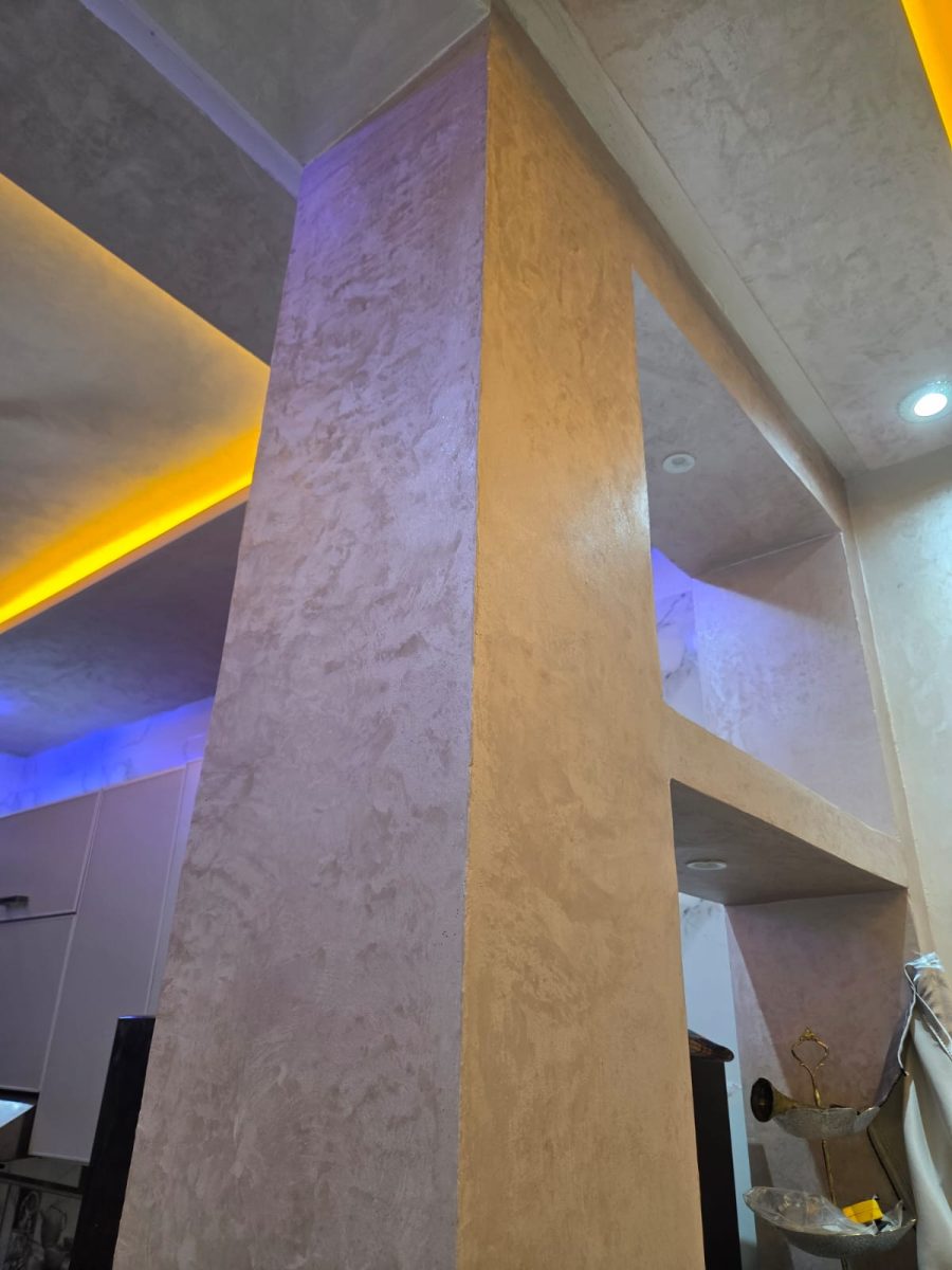 Poteau en enduit décoratif nacré beige-doré à éclairage LED
