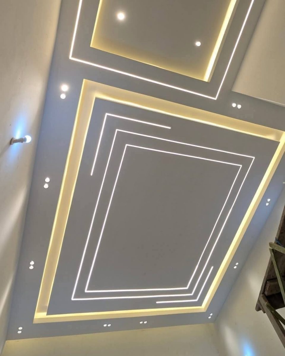Faux plafond à double cadre LED jaune et lignes blanches en labyrinthe